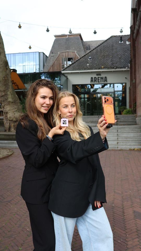 Mila en Milou met het M²-logo bij Arena